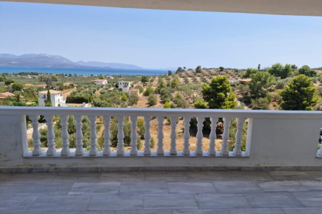 Luxurious House in Oropos – Your Opportunity for Waterside Living!